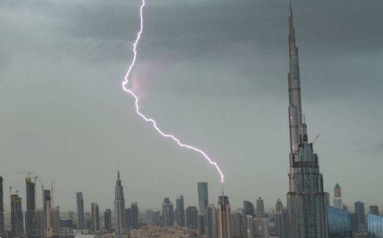 Un rayo impacta sobre uno de los rascacielos del Downtown de Dubai. (@RichyRobs)
