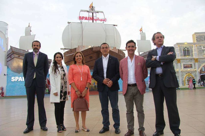 La delegación onubense junto a responsables del Pabellón de España en Global Village ante la portada dedicada a las Tres Carabelas. (EL CORREO), ,