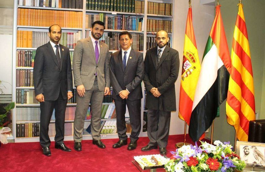 El cónsul general de Emiratos en Barcelona, Salem Al Owais -segundo por la derecha-, junto a otras personalidades durante la inauguración de la biblioteca. (Cedida)