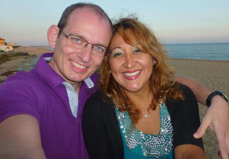 Adelma Tapia, fallecida en Bruselas, junto a su marido, en una imagen publicada en su cuenta de Facebook.