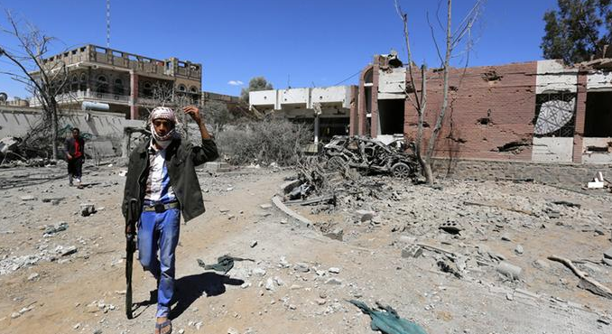 Un rebelde en la capital de Yemen, Saná.
