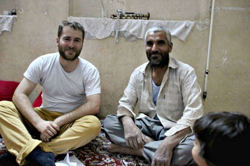 El periodista Rafael González García de Cosío, en la casa de un afgano en Irán. (Cedida)