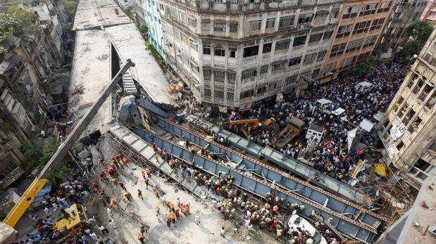 Trabajos de rescate en la zona del puente derrumbado en Calcuta. (Reuters)