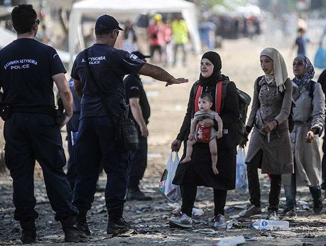 Refugiados sirios en la frontera entre Grecia y Macedonia. (Getty)