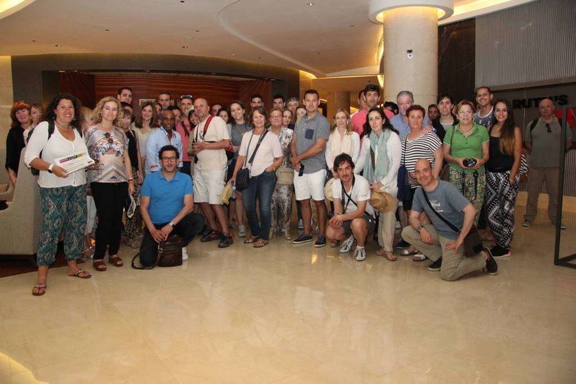 Foto de familia de los integrantes de la expedición de Renault España en el vestíbulo de hotel The Address de Dubai Marina. (EL CORREO)