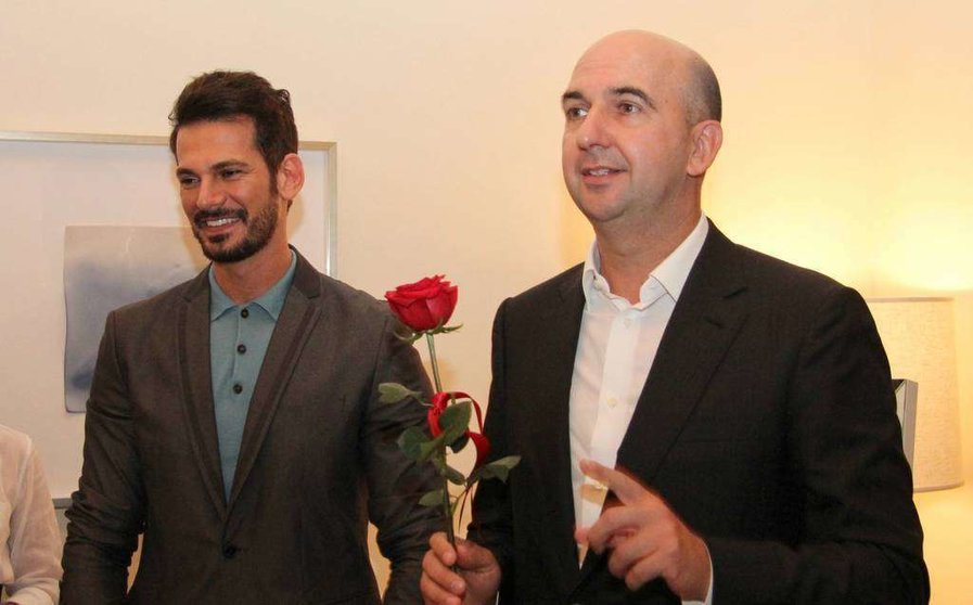 Ricardo Fisas -derecha-, junto al presentador de televisión sirio Nouraldin Al Yousuf. (EL CORREO)
