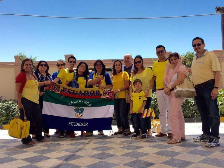Un grupo de asistentes a la misa homenaje a Ecuador en Dubai.
