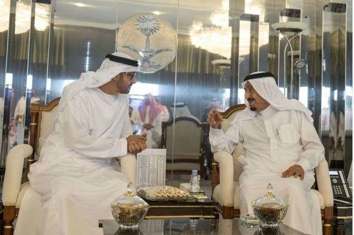 Un momento del encuentro entre el Rey Salman y el jeque Mohammed en Yeda.