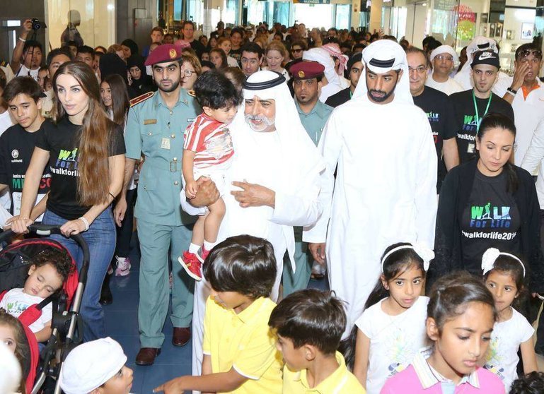 El jeque Nahyan bin Mubarak Al Nahyan al frente de la 'caminata' protagonizada por SmallWorld en el Marina Mall de Abu Dhabi. (Cedida)