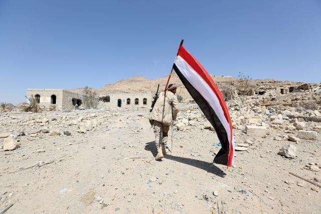 Un soldado con la bandera de Yemen en la base militar cercana a Saná.