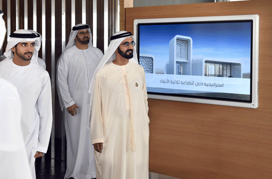 El gobernador de Dubai durante la inauguración de la oficina 3D.