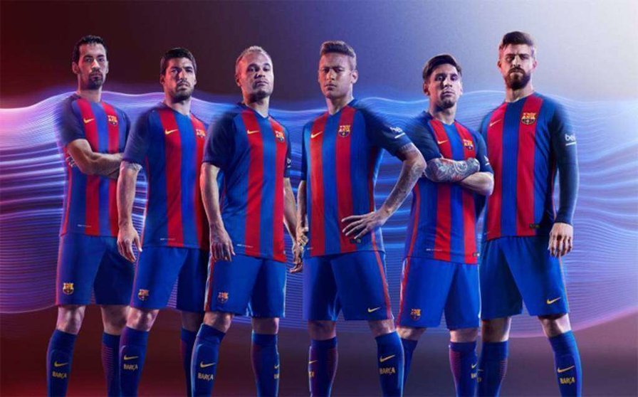 Las estrellas del Barça con camiseta sin patrocinador.
