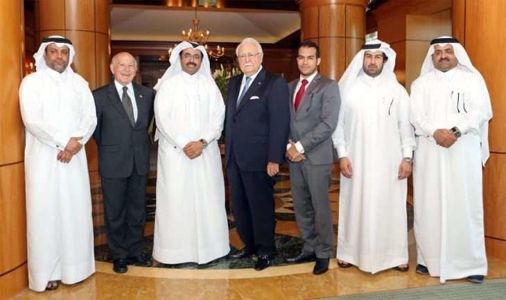 Mohammed Bin Saleh Al Sada, ministro de Energía e Industria del Estado de Qatar (3ro desde la izquierda), Antonio Isa Conde y el viceministro de Hidrocarburos dominicano Alberto Reyes (5to desde la izquierda).