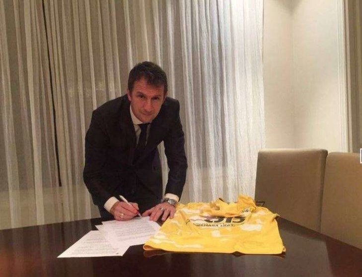 Rodolfo Arruabarrena firma su contrato con el equipo de Dubai.