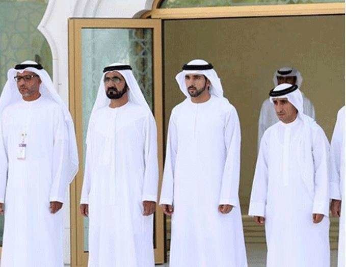 El gobernador de Dubai y el príncipe heredero rezaron ante la tumba del jeque Zayed.