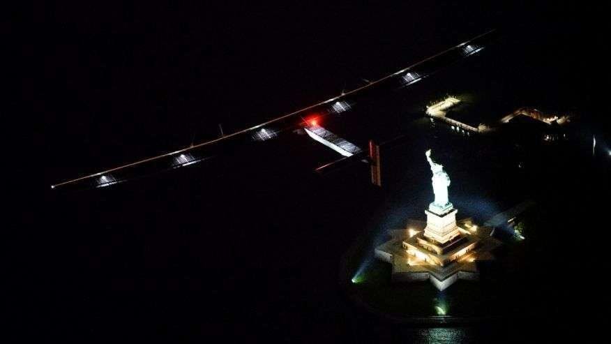 El Solar Impulse 2 sobrevuela la Estatua de la Libertad en Nueva York.