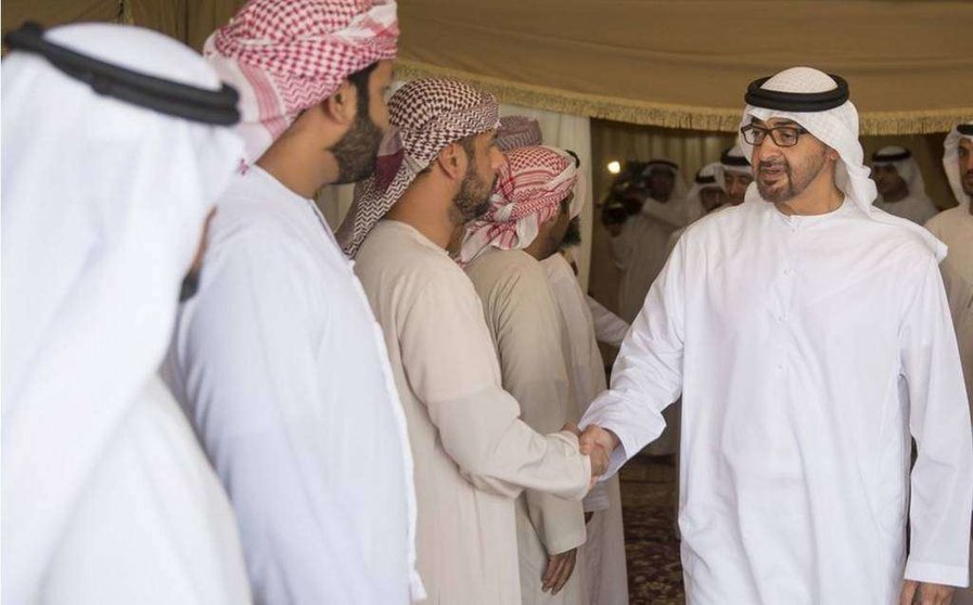  El jeque Mohamed bin Zayed Al Nahyan muestra su pesar a los familiares del piloto Ahmed Mohammed Al Zeyoudi.