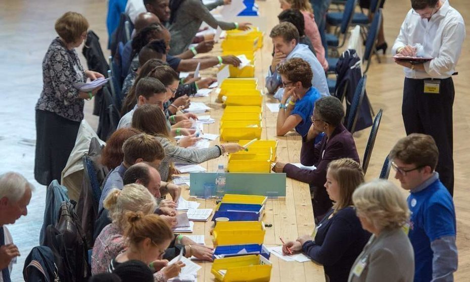 Recuento de votos en un distrito de Reino Unido. (Twitter)