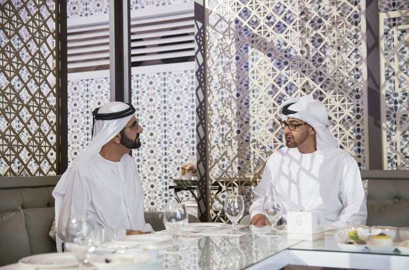 El gobernador de Dubai y el príncipe heredero de Abu Dhabi durante en encuentro.