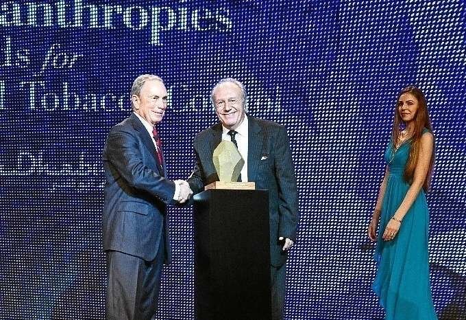 Álvaro Luongo -derecha- recibe en Abu Dhabi de manos de Michael Bloomberg, ex alcalde de Nueva York, el premio que reconoce la lucha anti tabaco que lleva a cabo Uruguay. (Manaf K. Abbas)