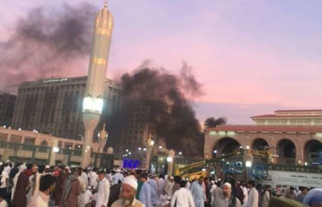 Columna de humo tras el atentado suicida en la Mezquita del Profeta de la ciudad saudí de Medina.