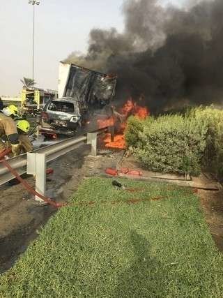 Bomberos intervienen para apagar el fuego generado en el accidente en Abu Dhabi. (Policía de Abu Dhabi)