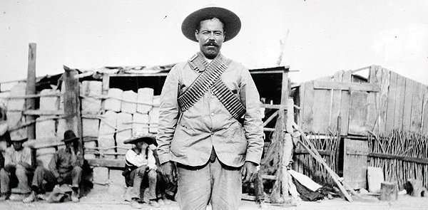 El revolucionario mexicano, general Pancho Villa, con el atuendo de batalla y bandoleras. (Foto de la Biblioteca del Congreso)