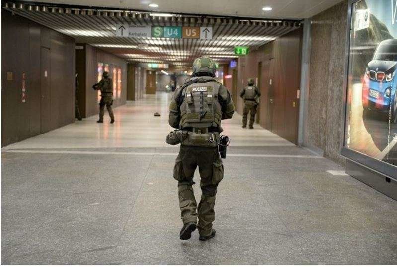 Fuerzas de seguridad alemanas en el centro comercial de Múnich.