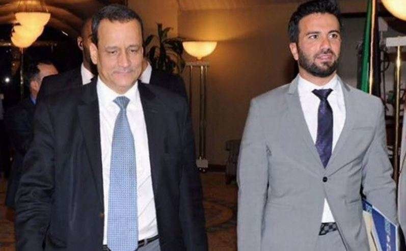 El enviado especial de la ONU para Yemen, Ismail Ould Cheikh Ahmed (L), y el portavoz de la ONU Charbel Raji (R) llegan a una reunión de los yemeníes conversaciones de paz con delegaciones en Kuwait City el 17 de julio de 2016.