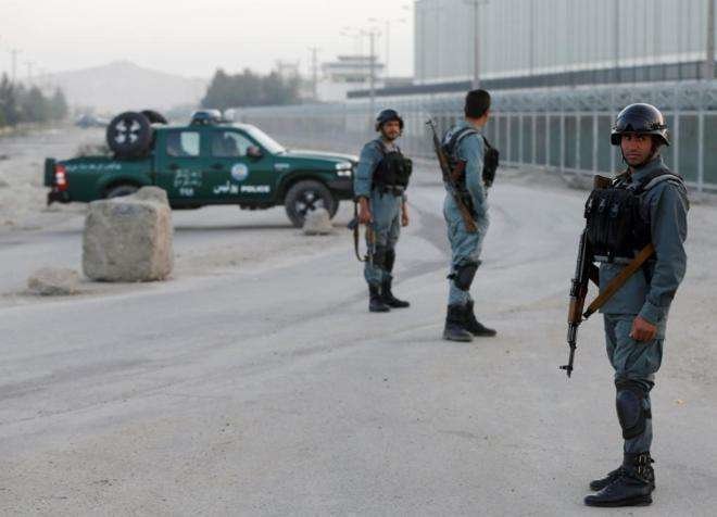 Policías afganos custodian la zona donde se produjo el atentado.