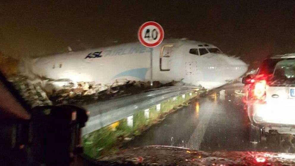 El avión de carga quedó atravesado sobre una carretera secundaria. (Twitter)