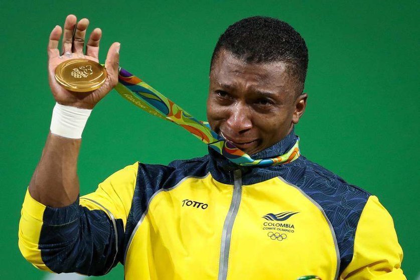 El atleta colombiano Óscar Figueroa muestra la medalla de oro lograda en Río en halterofilia. (Efe)