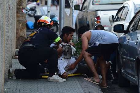 Un herido es atendido tras una de las explosiones registradas en Tailandia.