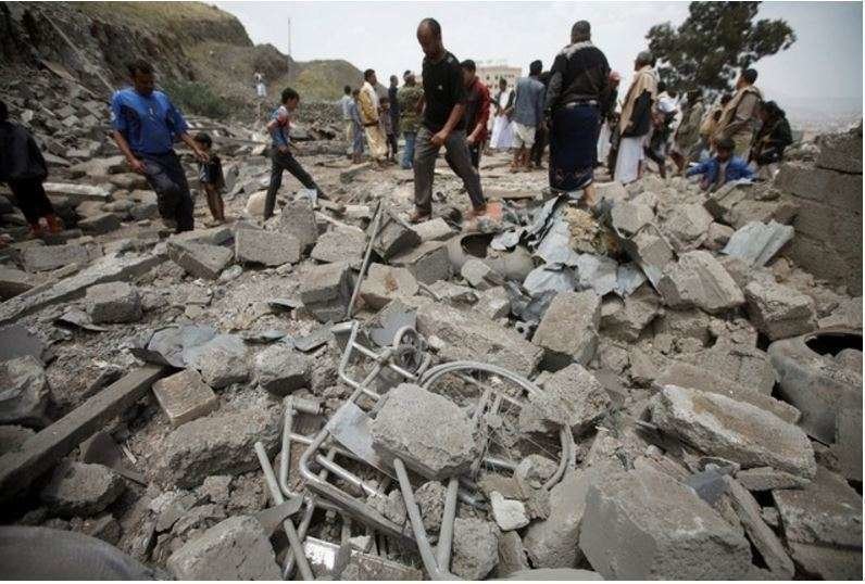 Residentes en Saná observan los estragos de los bombardeos en la capital del país.