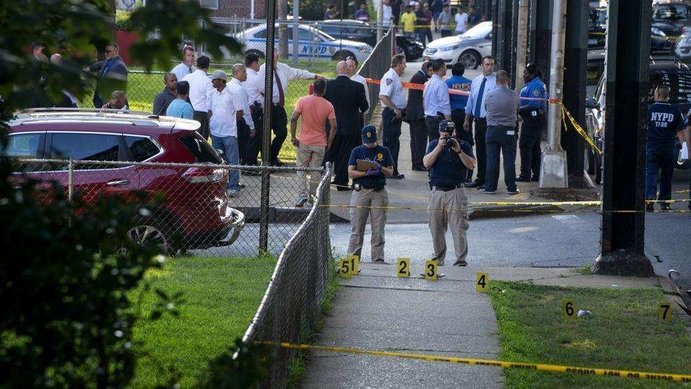 Investigadores en la escena del crimen en el barrio de Queens, Nueva York (Craig Ruttle / AP)
