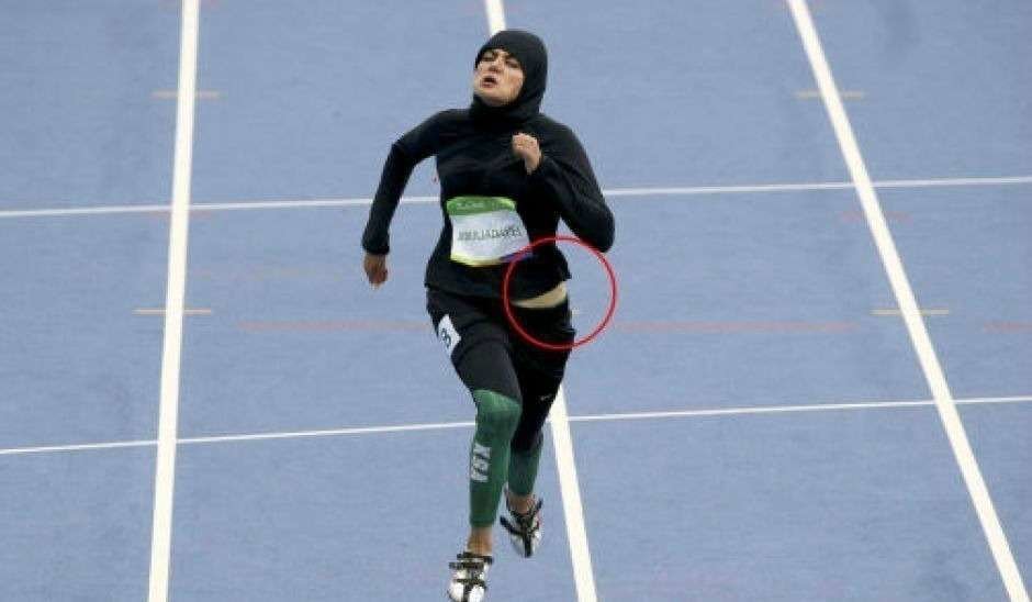 La atleta saudí durante la prueba de los 100 metros.