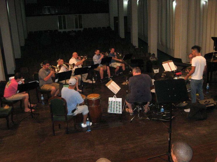 Los músicos norteamericanos ensayan en la Sala Dolores de Santiago de Cuba. (Sergio Martínez Martínez)