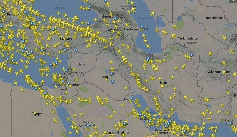 Mapa de Flightradar que refleja los vuelos sobre Oriente Medio, Norte de África y Europa suroriental al mediodía del viernes 26 de agosto de 2016. (Flightradar)