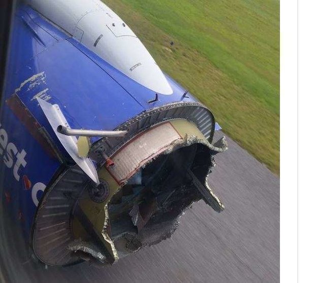 Una imagen de las redes sociales del motor destrozado del avión.