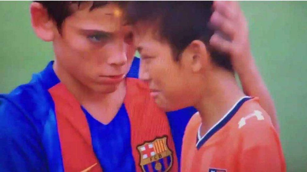 El jugador infantil del Barça consuela al futbolista japonés.