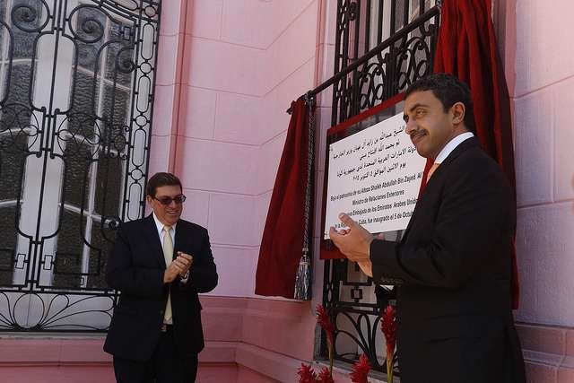 El ministro de Relaciones Exteriores de los Emiratos Árabes Unidos (EAU), jeque Abdulah bin Zayed al Nayhan, a la derecha, desvela una placa conmemorativa de la apertura oficial en La Habana de la nueva embajada de EAU.