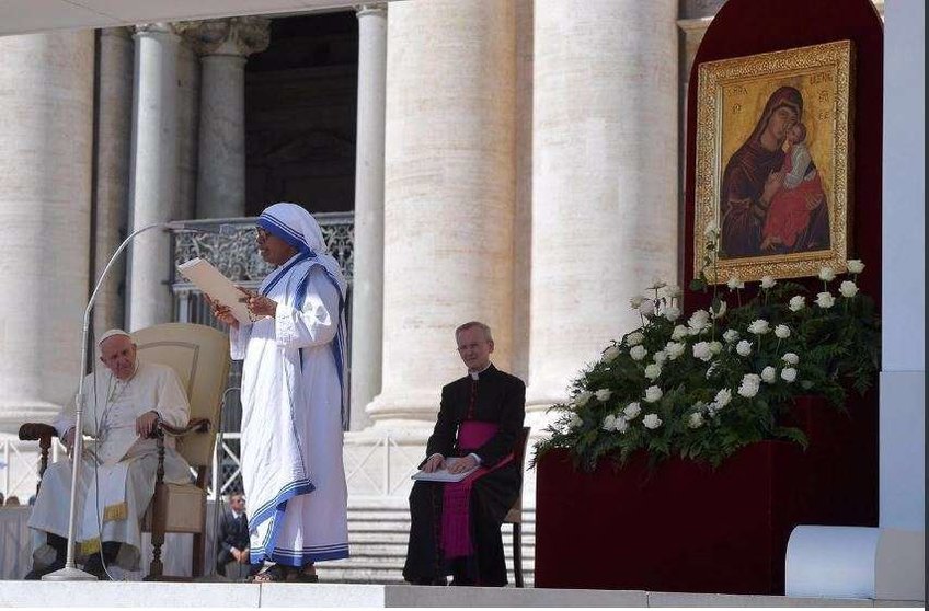 La misionera de la Caridad, sor Sally durante su discurso en la plaza de San Pedro en Roma.