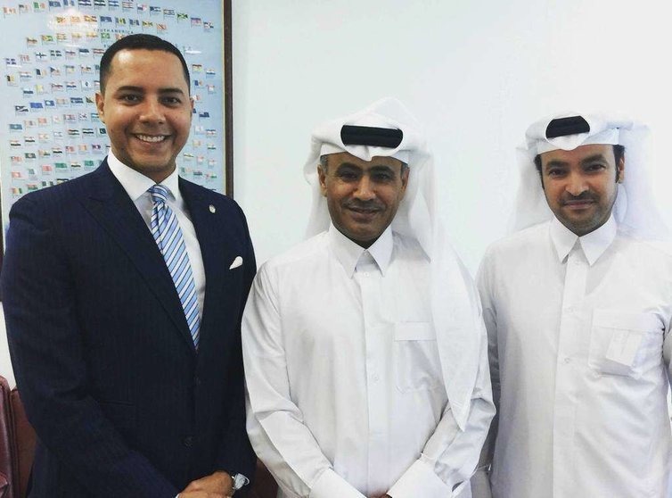Oreste del Río Sandoval, encargado de Negocios (a.i.) de Panamá en Doha -izquierda-, junto al embajador Zayed bin Rashid Al-Naimi, director del Departamento de Asuntos Americanos de la Cancillería de Qatar, entre otros representantes qataríes. (EL CORREO)