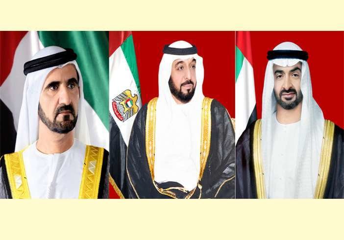 Los líderes de Emiratos Árabes Unidos con el presidente del país en el centro.