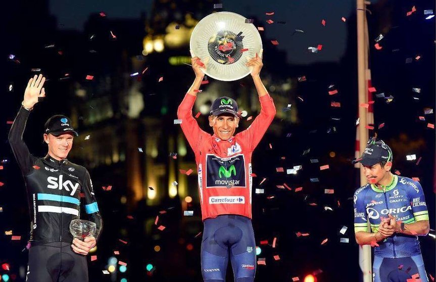 El colombiano Nairo Quintana levanta la copa como vencedor de la Vuelta a España con su paisano Esteban Chaves, tercero en la prueba ciclista, a su derecha. (@NoticiasRCN)