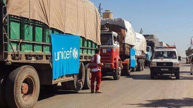 En la foto de la agencia EFE, un convoy de ayuda humanitaria en Siria.