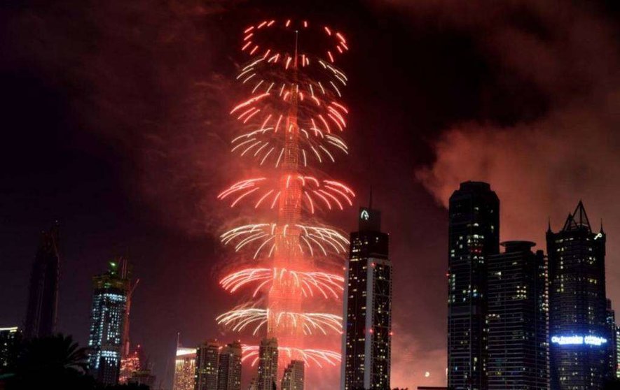 Fuegos artificiales en el Burj Khalifa para recibir 2016. (@MaryamBinFahad)