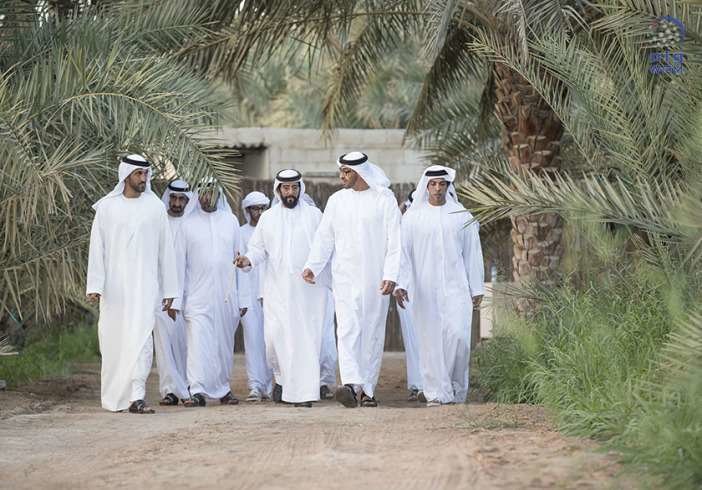 El príncipe heredero de Abu Dhabi y su comitiva visitan un oasis en Al Ain.