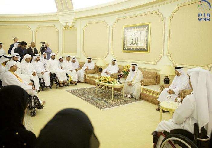 Sheikh Sultan bin Mohammed bin Sultan Al Qasimi, príncipe de la Corona y gobernante de Sharjah junto al equipo paralímpico. (WAM)