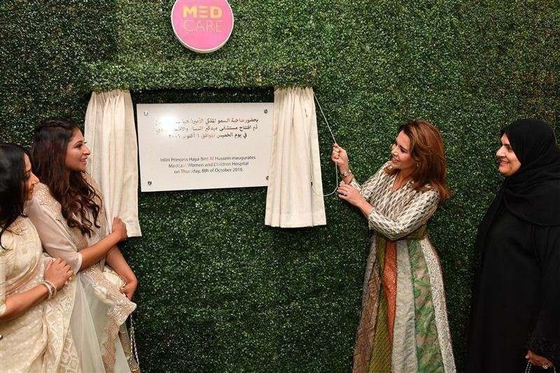 La presidente de Dubai Healthcare City, SAR la princesa Haya Bint Al Hussein, en la foto inaugura el Hospital de Mujeres y Niños Medcare.